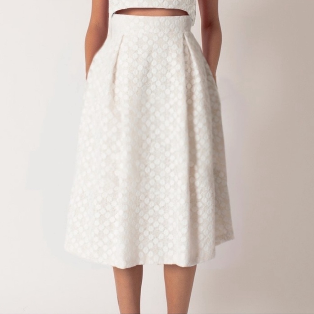 BLACK HALO WHITE PEARL LACE FLARE
SKIRT SIZE 4